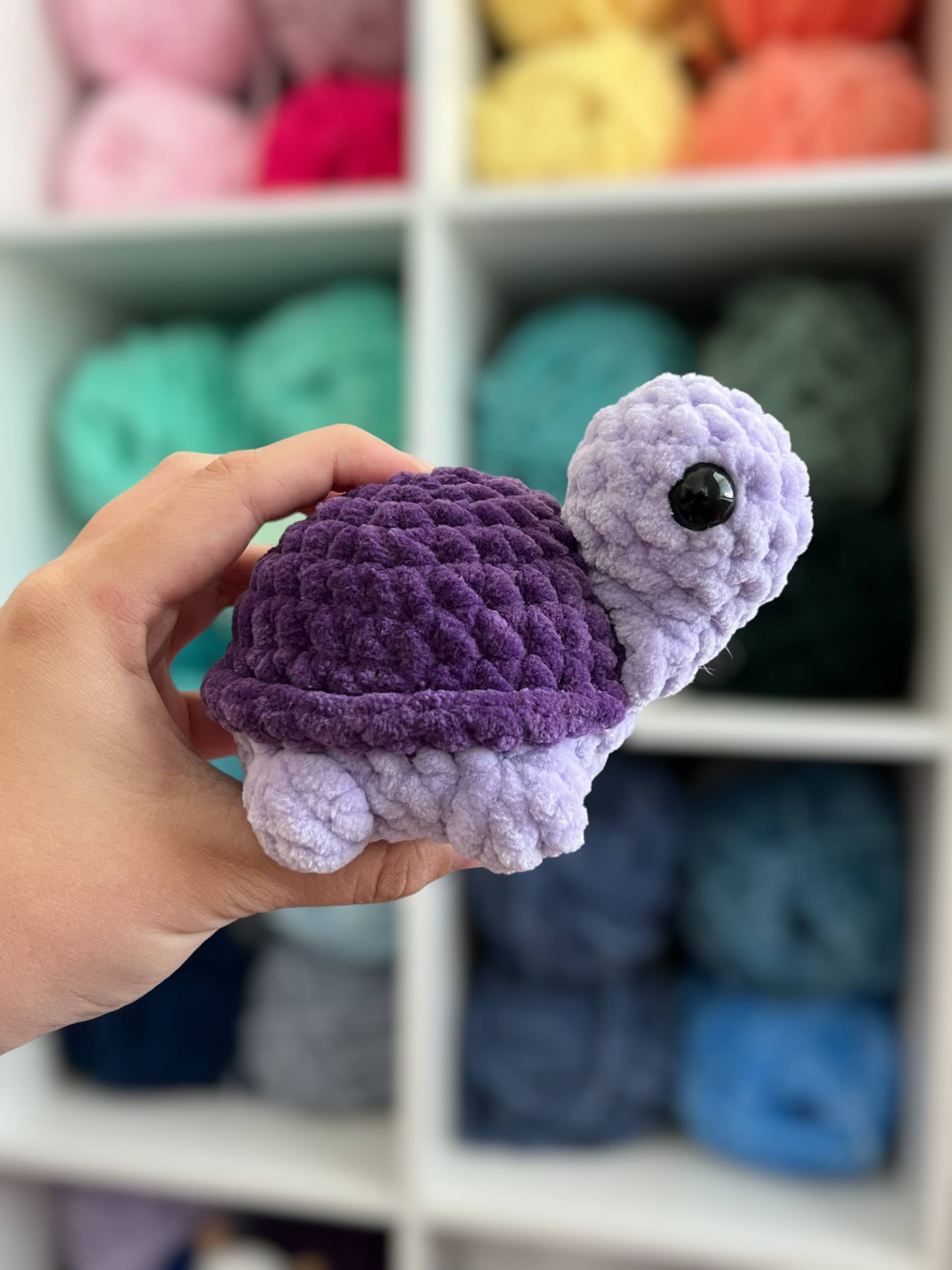 The Yarn Barn NC - Venta al por mayor Peluche - Niños y bebés - Tortuga de Ganchillo Hecha a Mano – Encantador Juguete de Peluche para Amantes de la Naturaleza1
