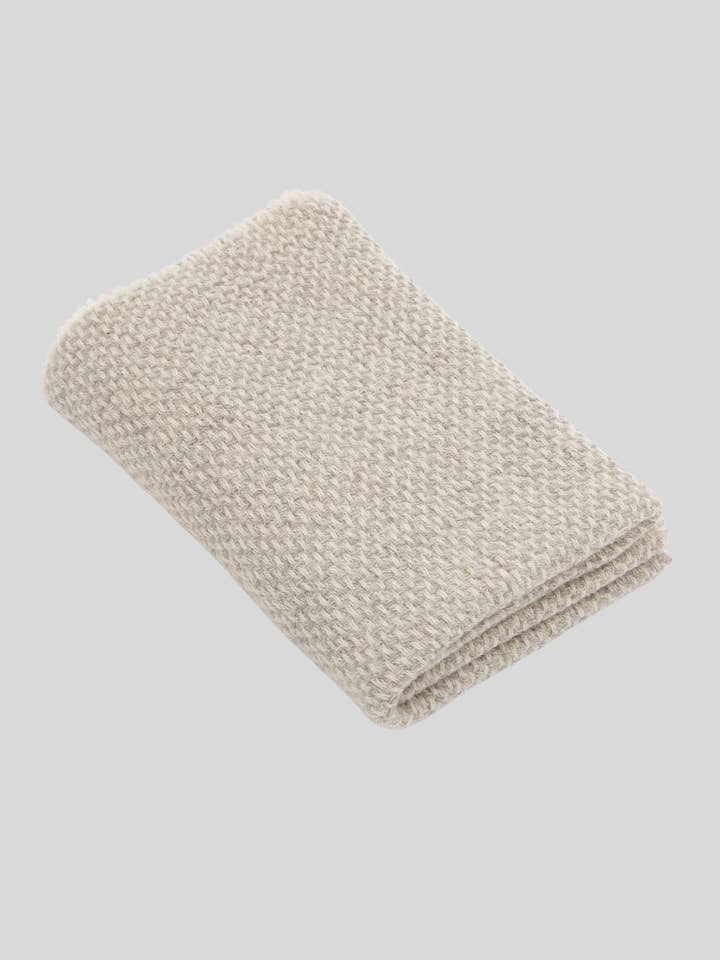 Aino Throw Hellgrau - 100% finnische Schafwolle für den Großhandel von Ekta Helsinki