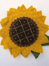 Broche tournesol pour la vente par Pea Soup