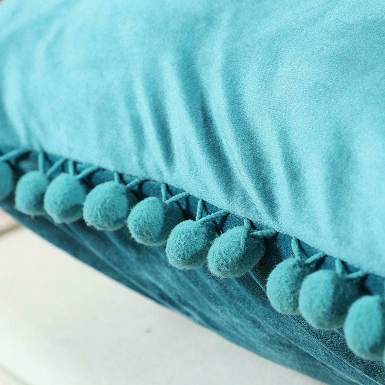 RKAAS HOME – wholesale Stolskudde – Kuddöverdrag i sammet med tofsar och pompom, 45 x 45 cm6