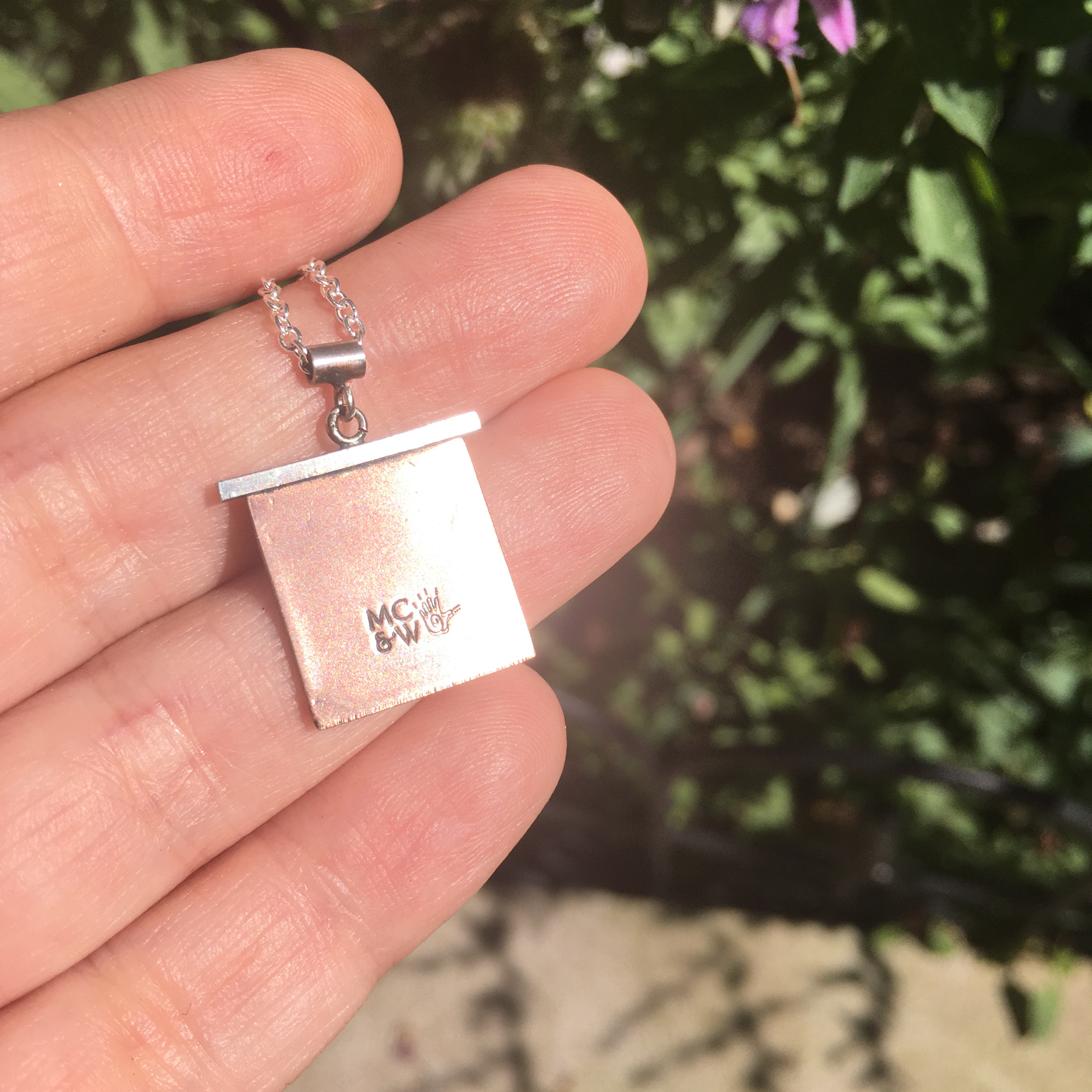 Metal Cloth & Wood - Vente Colliers à pendentif - Collier d'insectes papillon de nuit fait main en argent sterling et cuivre7