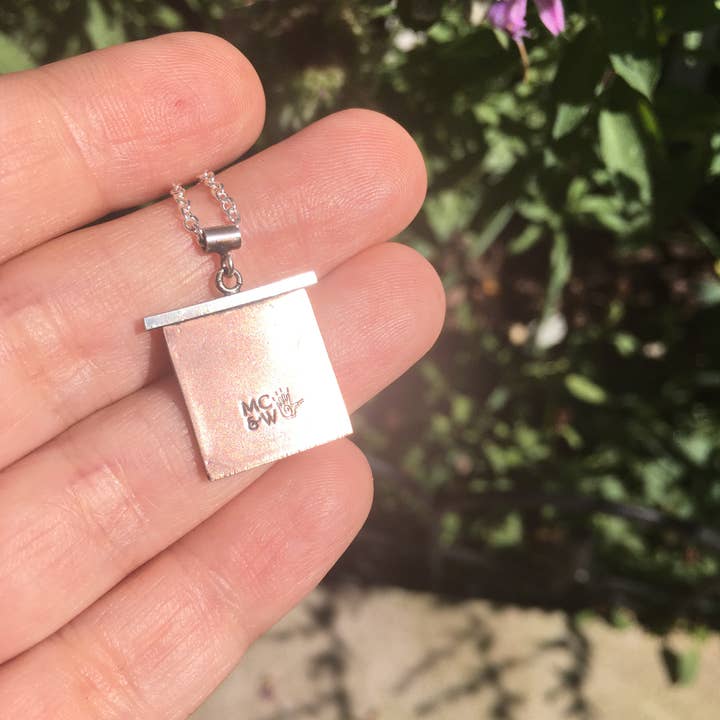 Metal Cloth & Wood - Vente Colliers à pendentif - Collier d'insectes papillon de nuit fait main en argent sterling et cuivre7