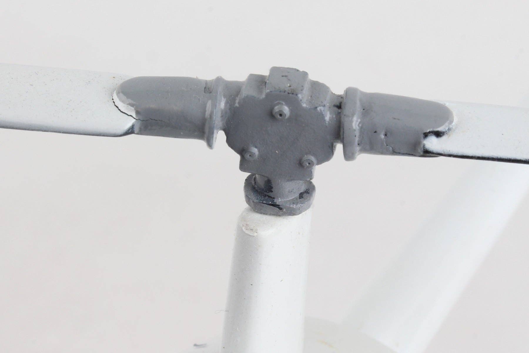 Daron Worldwide Trading – wholesale Decorative tabletop object – EXEC SER ROBINSON R-22 1/24 (HR22TR) (**)6