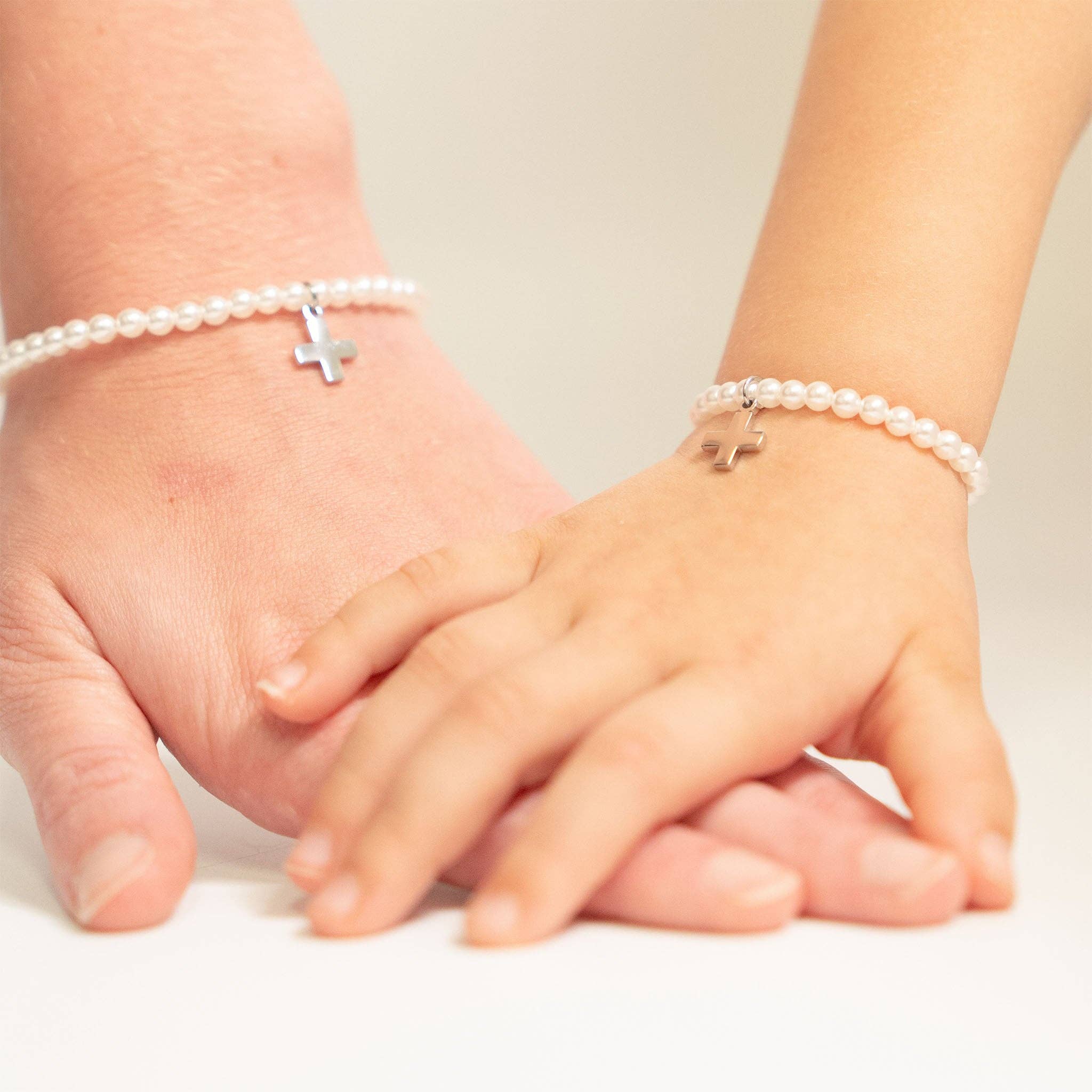 WJW – Engroshandel Perlearmbånd – 18K Guld PVD Kors Charm Perle Perlearmbånd1