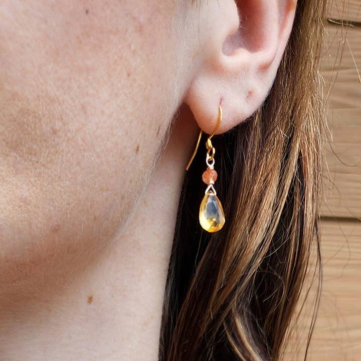 Boucles d'oreilles en or avec citrine et pierre de soleil pour la vente par Edgy Petal Jewelry