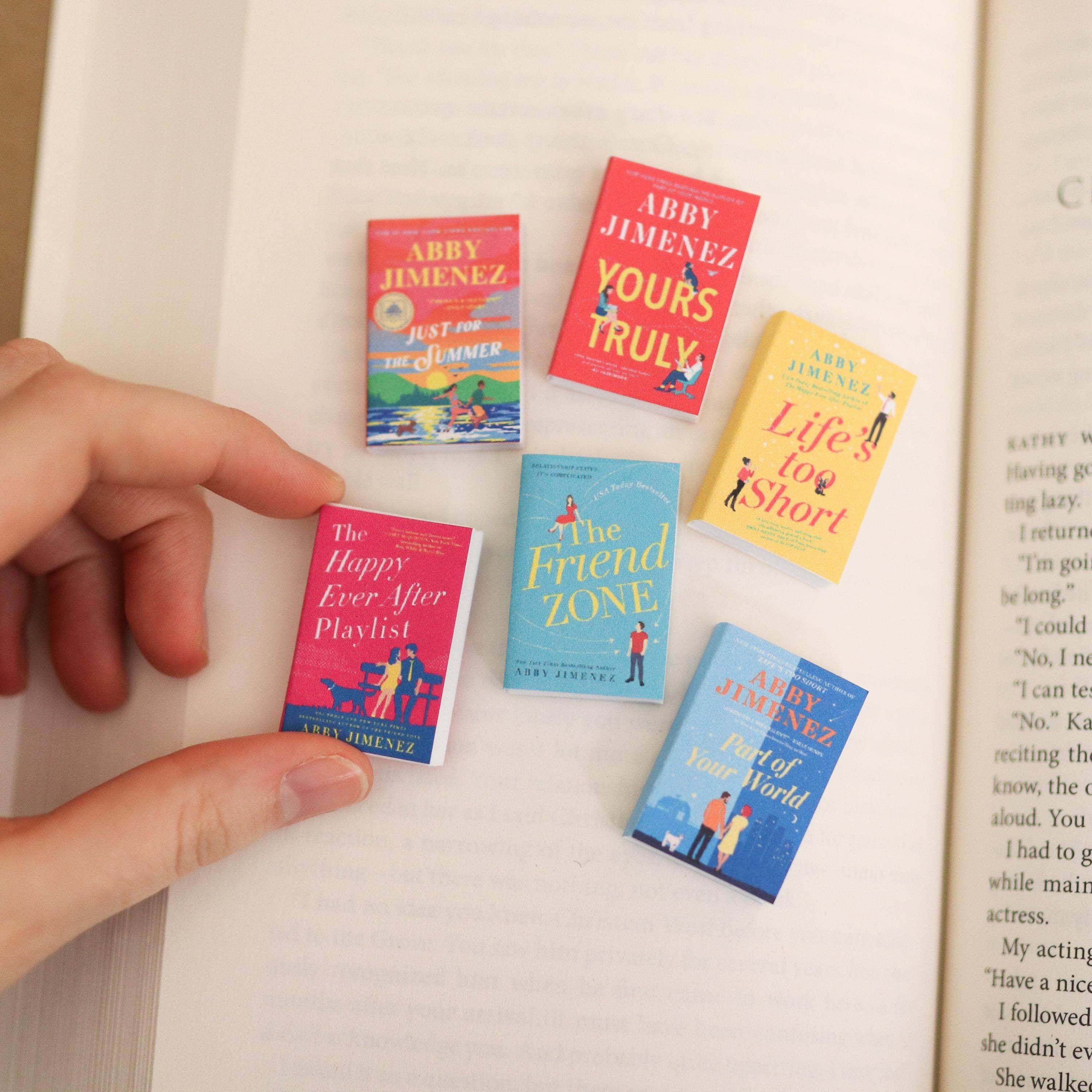 The Sticker Shop – Engroshandel Pyntefigur – Håndlavet Mini Abby Jimenez Bog Sæt På 6 Til Sommerromantik1