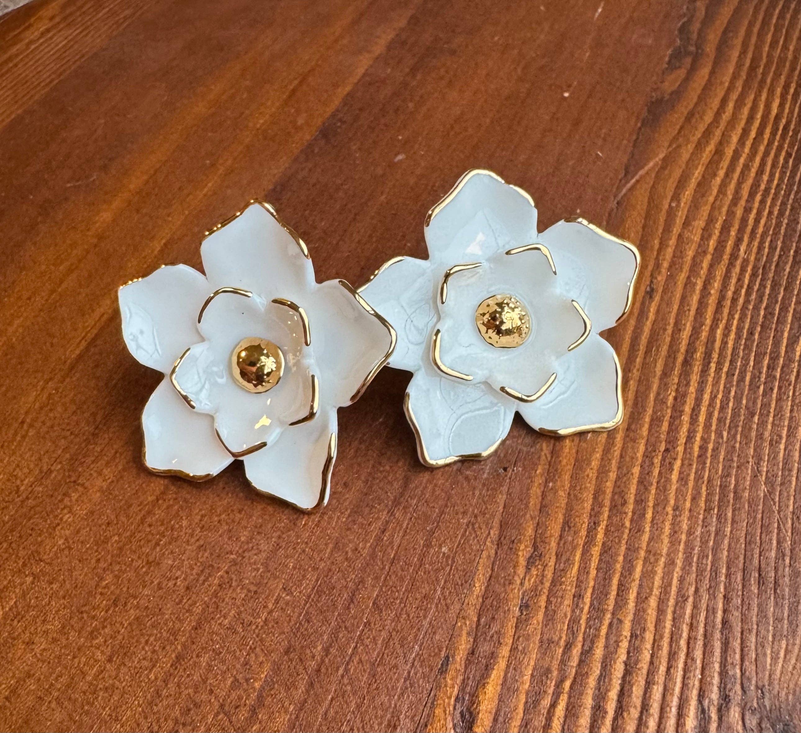 White Gold Magnolia for wholesale on Faire1
