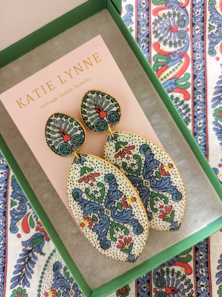 Boucle d'oreille Natasha Statement pour la vente par Katie Lynne - Vintage Textile Jewelry