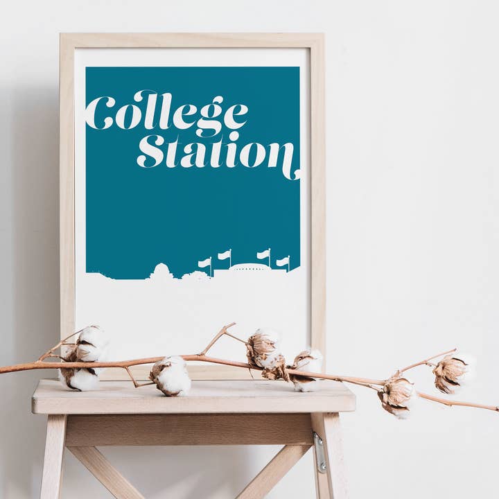 Impression d'art rétro inspirée de la ligne d'horizon de College Station Texas pour la vente par Paperfinch Design