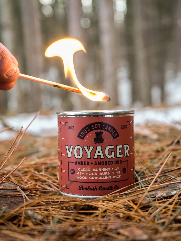 Voyager | Candela di soia Amber+ Smoked Oud da 8 once per la vendita all'ingrosso da parte di Ambush Candle Co.