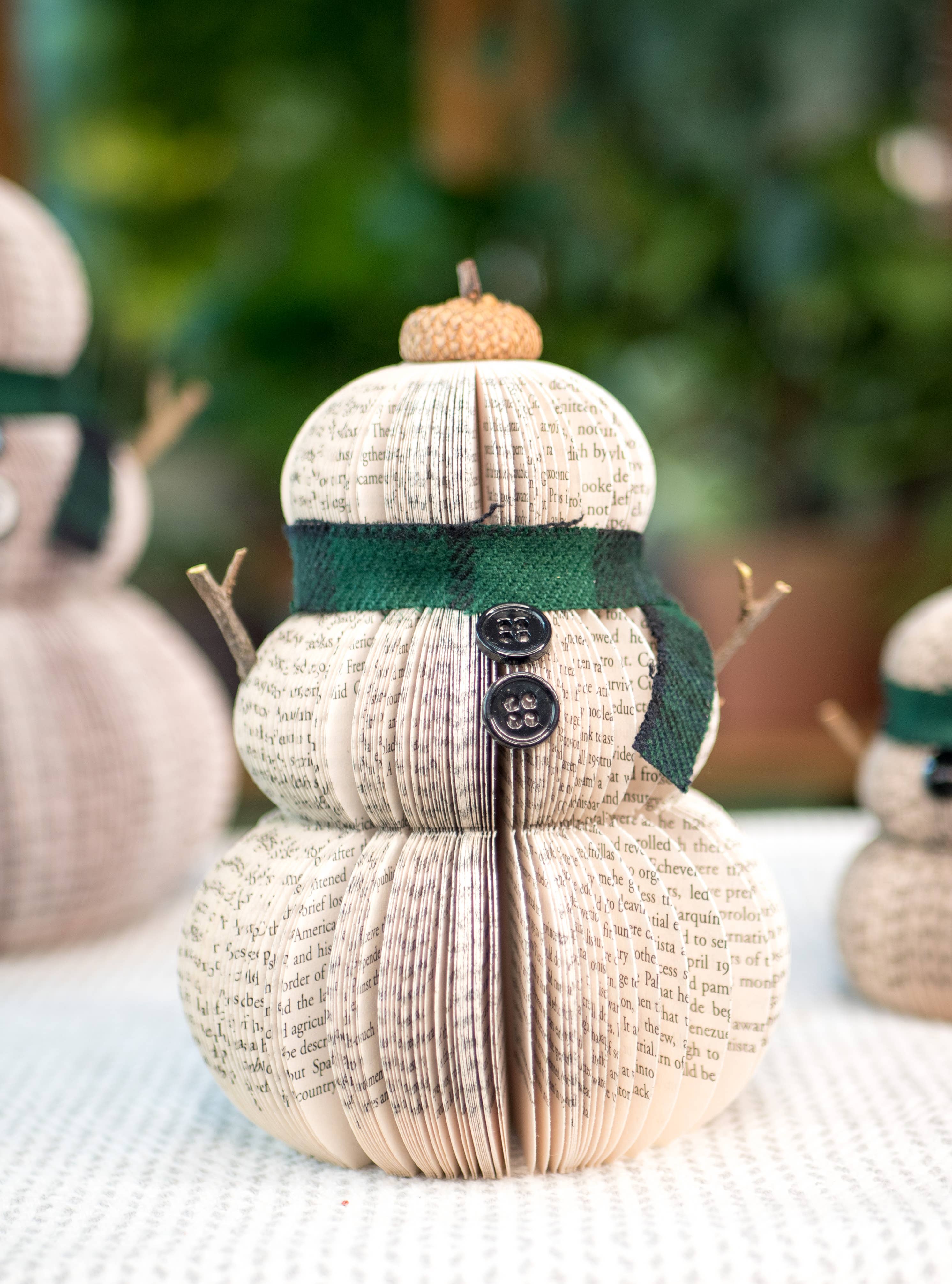 Root To Vine – wholesale Christmas decoration – Christmas Decor Book Snowman-Handmade Holiday Book Gift1