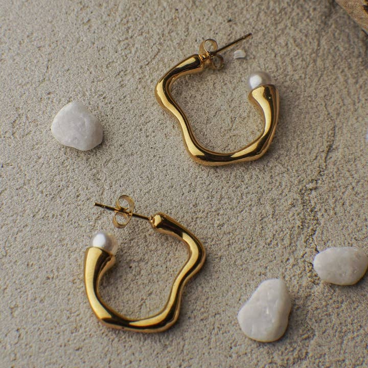 Harriette Goud & Parel Hoepeloorbellen voor wholesale door Faya & Co.