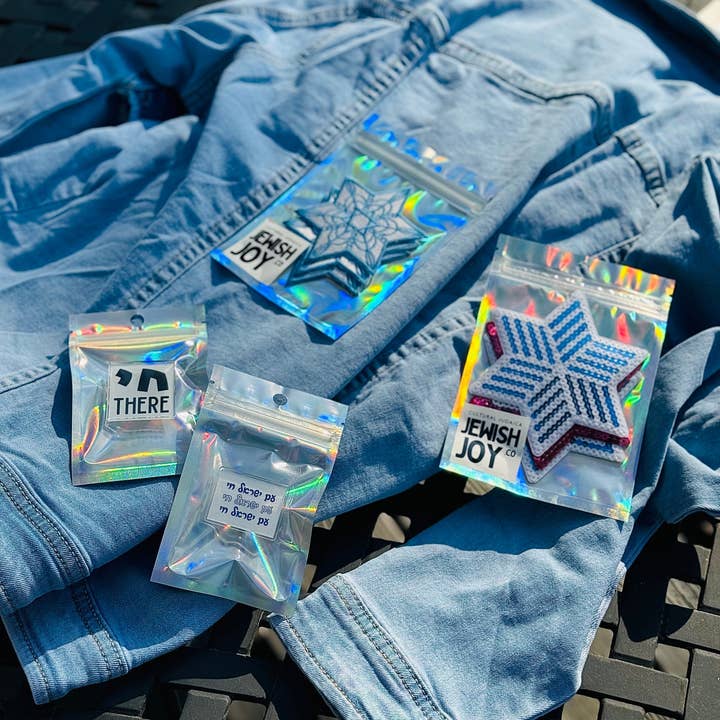 JEWISHJOY.co - Wholesale Lapel Pin/Button - Chai There | Acrylic Pin - Jewish Accessories Unisex