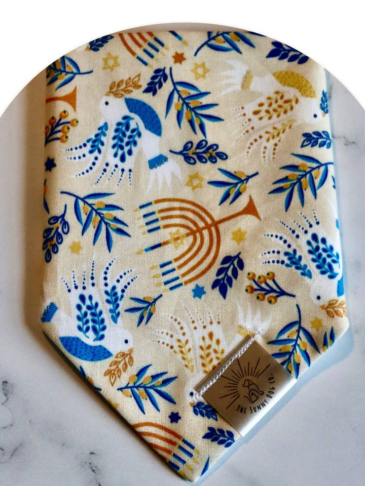 Gelbes handgefertigtes Hanukkah-Hundebandana für den Großhandel von The Sunny Dog Co