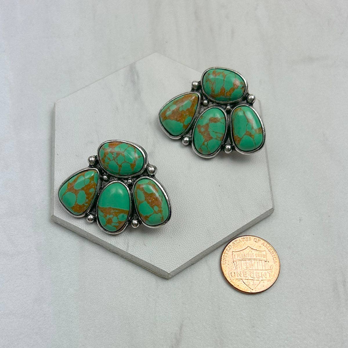 Western Elite Jewelry - Venta al por mayor Pendientes de botón/aretes de poste - ER250430-01-AZUL            Metal plateado con piedra turquesa azul Pendientes de pata de animal3