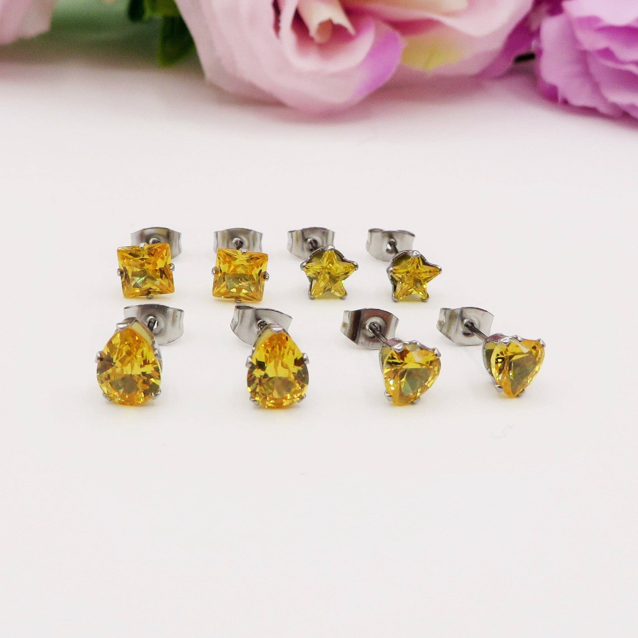 Daemon srls - Wholesale Jewelry Set - SET 4 PAIA PUNTI LUCE SHINE colours ~ 4 forme punti luce acciaio inossidabile ~ 8 PZ ~ 12 varianti colore ~ Orecchini a lobo con zirconi3