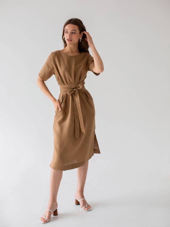 Vestido em linho cintado para mulher com mangas curtas em bege por atacado de Nich Linen