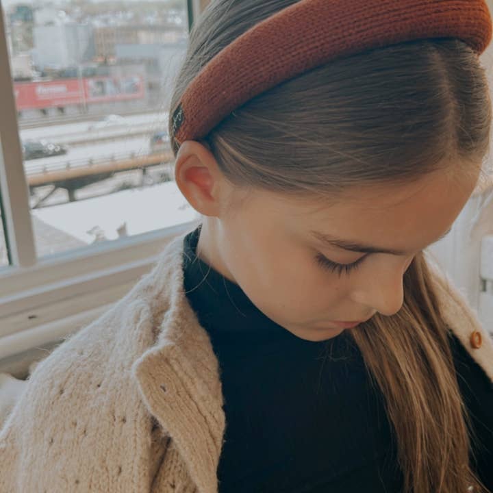 Knit headband rust for wholesale by Le enfant