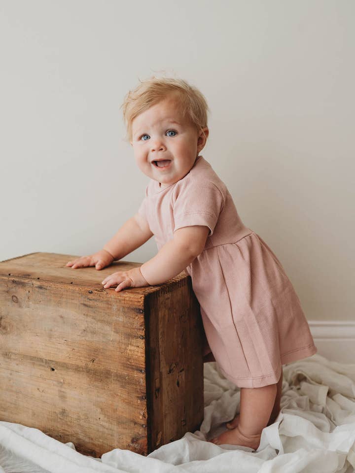 VESTIDO DE MALHA CANELADA DE ALGODÃO ORGÂNICO EM “MAUVE” por atacado de Chubby Lamb