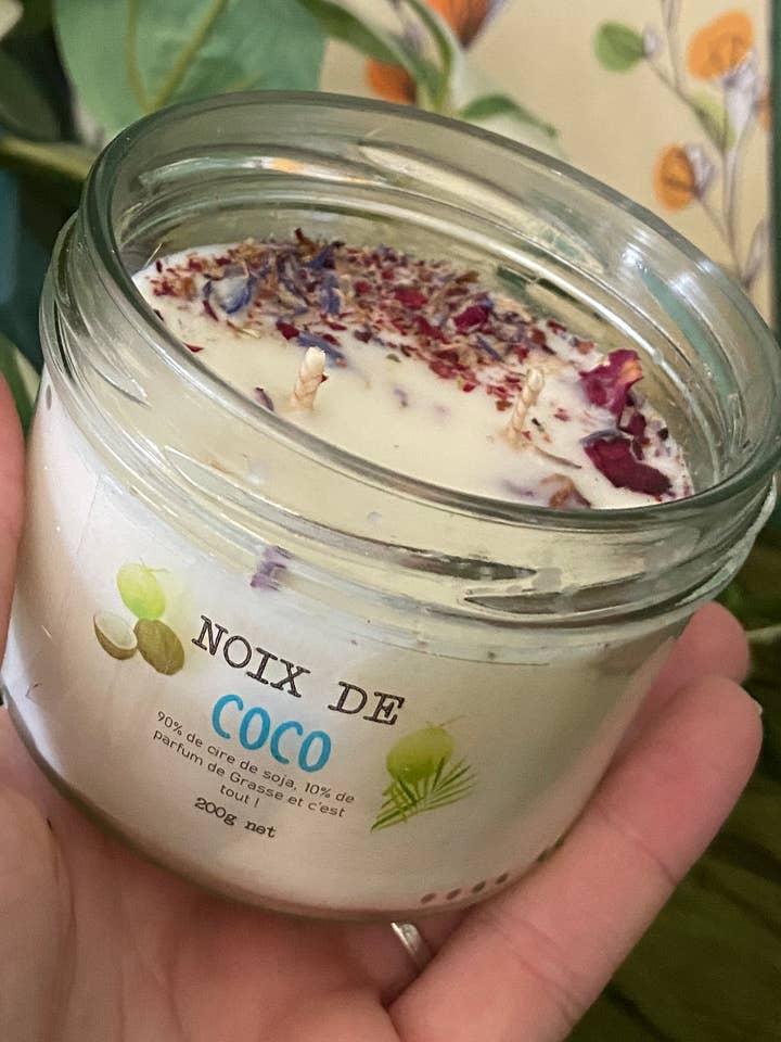 Coconut Candle in Soy Wax & Flower Petals for wholesale by Lilium Blanc