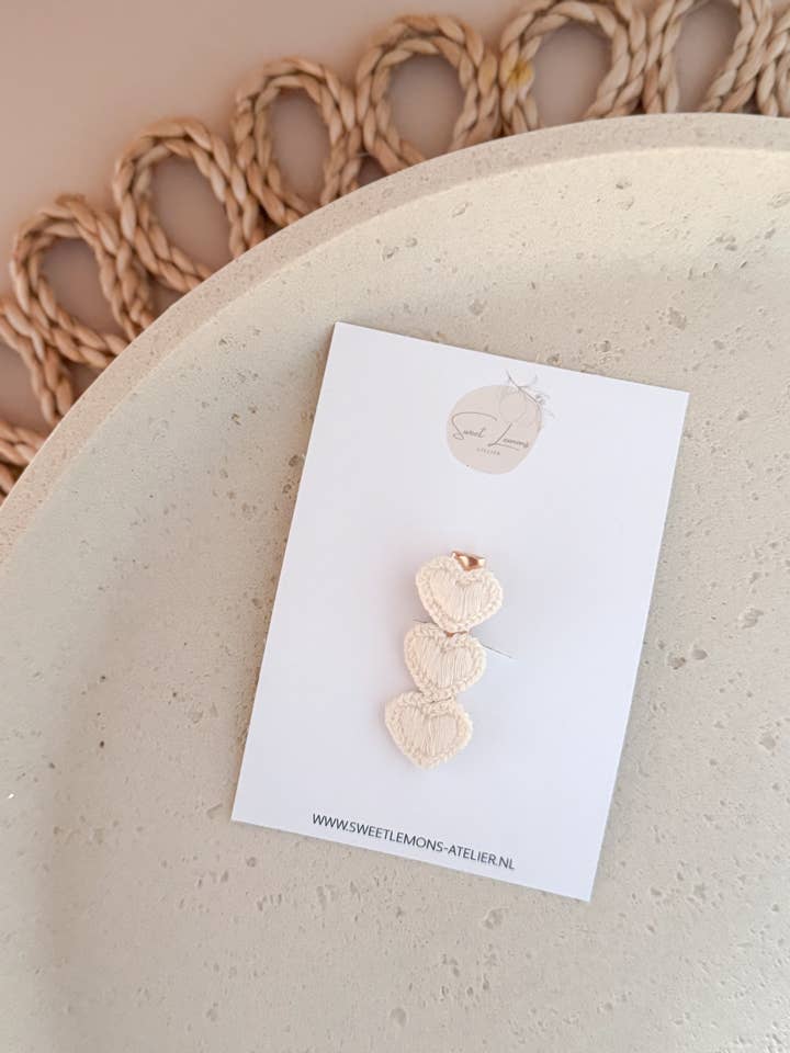 Barrette Cœurs Tricotés - Crème pour la vente par Sweet Lemons Atelier