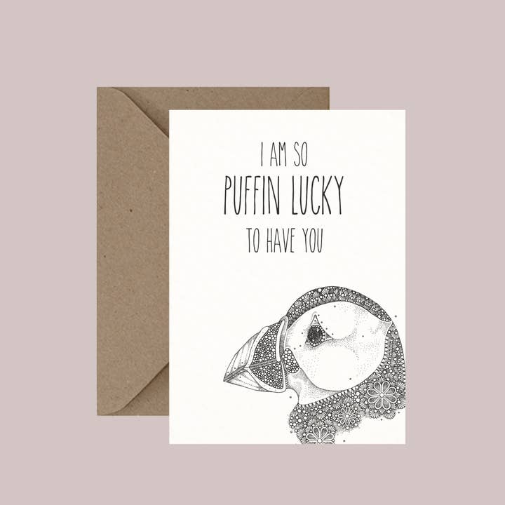 Tarjeta de felicitación So Puffin Lucky, juego de palabras para venta al por mayor de Little Dot Creations
