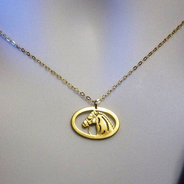 Gold Horse Halskæde - Hest vedhæng halskæde - Guld Fyldt Halskæde - Hestehalskæde - Western Jewelry - Rodeo for engroshandel hos The Wandering Dandelion