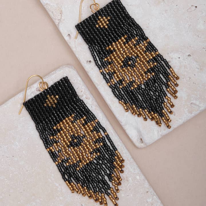 Mayana Designs Co – Großhandel Quasten-Ohrring – Handgewebte Tribal-Fransen-Ohrringe mit Perlen (Schwarz/Bronze)
