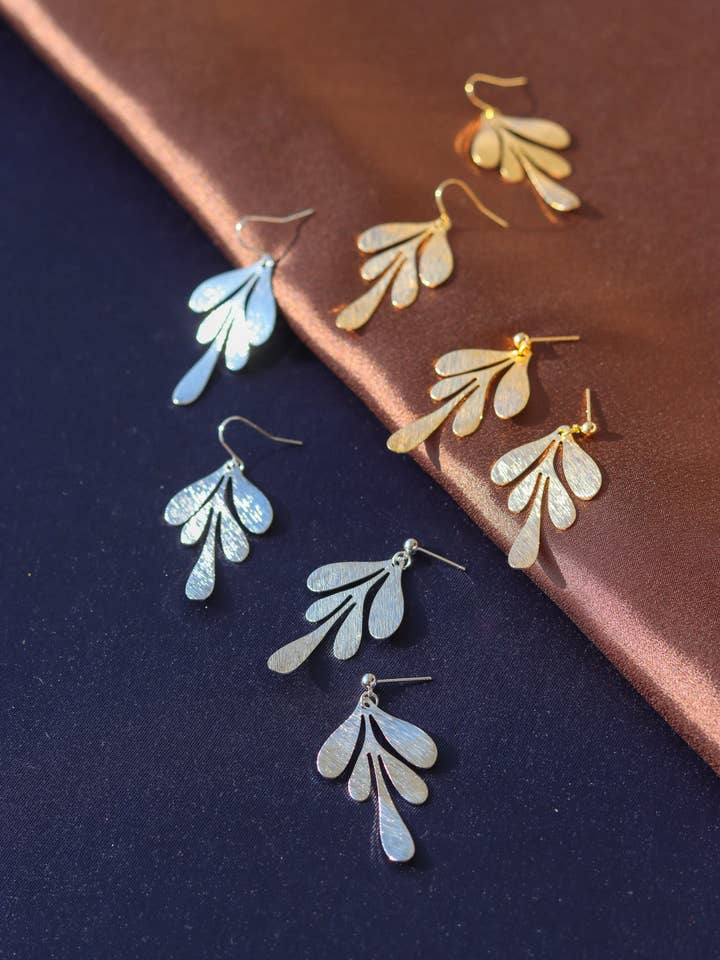 X BOUCLE D'OREILLE EN FORME DE FEUILLE EN MÉTAL DORÉ 14 pour la vente par Studio Choo11