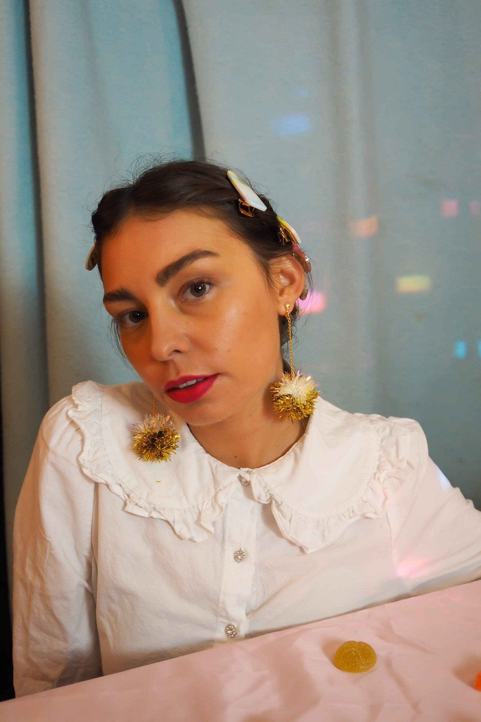 Fat Pom Poms - Vente Boucles d'oreilles pendantes - Mini boucles d'oreilles scintillantes irisées et dorées5