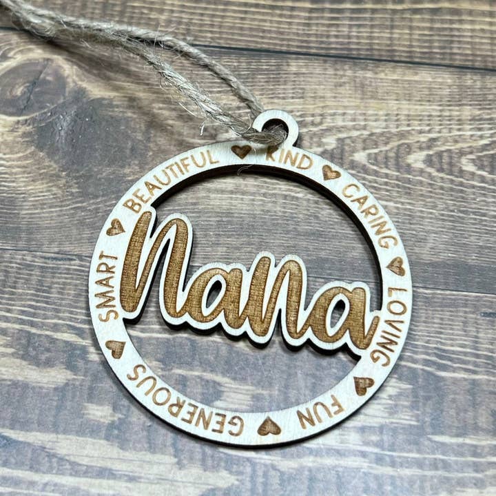 Nana prydnad |Personlig prydnad | Träfamiljprydnad | Lasergraverad träprydnad, träprydnad för wholesale av C3DAR Design