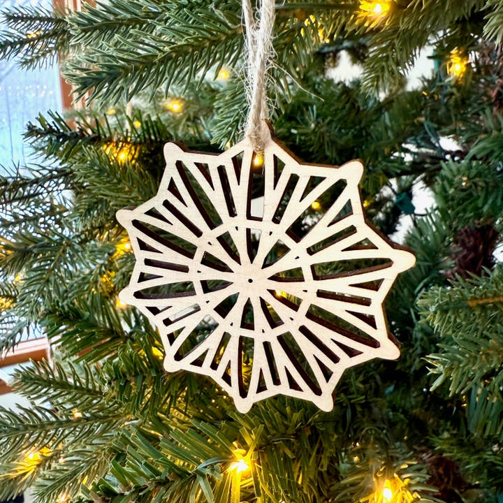 Ornement en bois flocon de neige© par Aurora North Home™ pour la vente par Aurora North Home