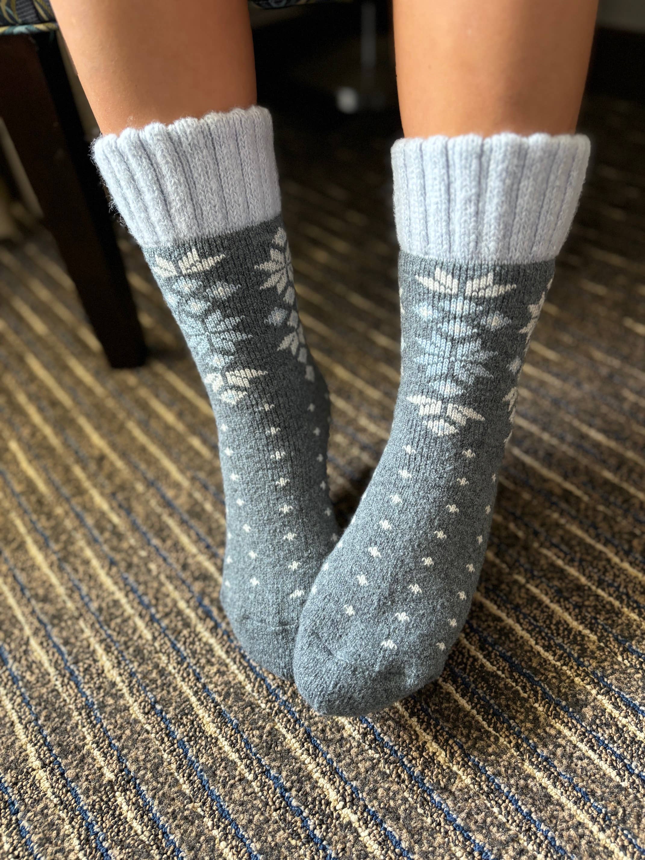 CHERRYSTONE – Großhandel Haussocken – Unisex – Thermosocken mit Rundhalsausschnitt und Schneekristallen | Griffe | Unisex M/L8