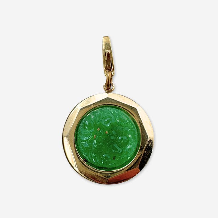 Pingente circular vintage banhado a ouro com centro perfurado de falso jade por atacado de Lulu’s Petals