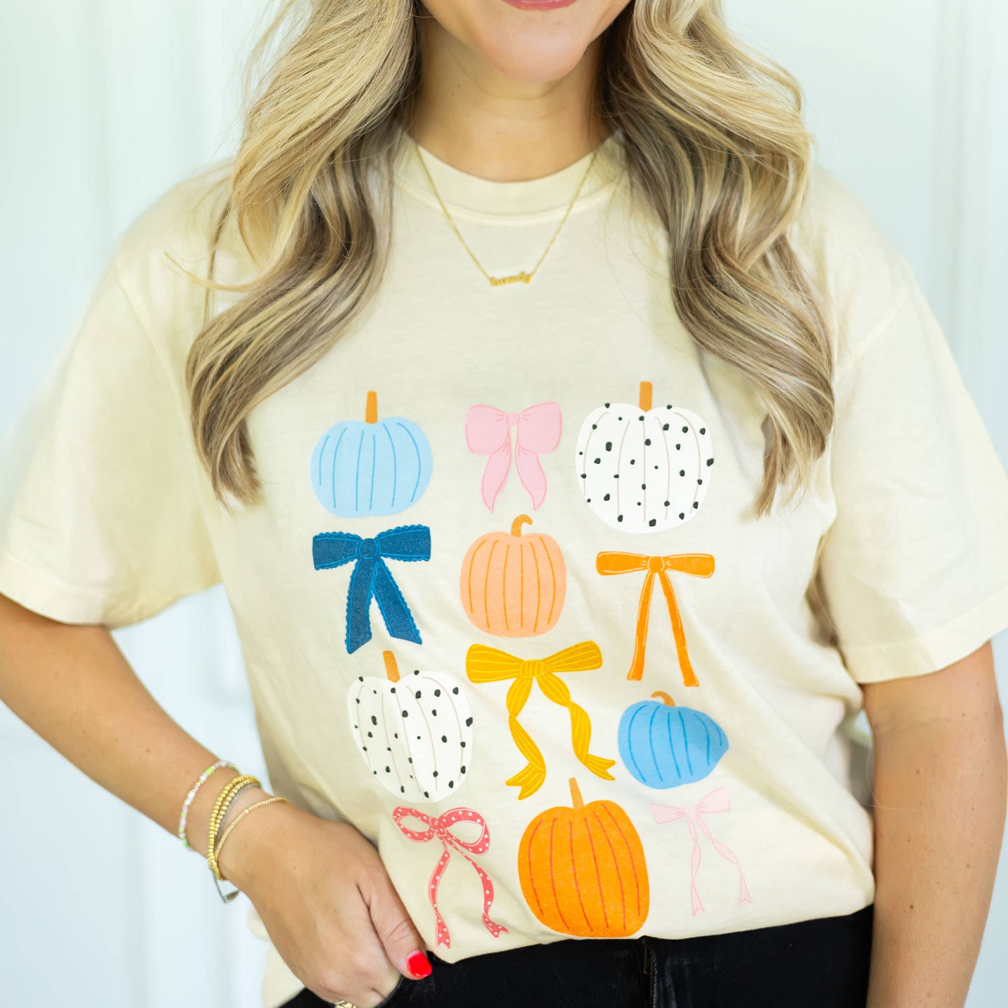 Callie Danielle - Wholesale T-shirt met print - Dames - Herfst Pompoenen & Coquette Strikken T-shirt - Ivoor1