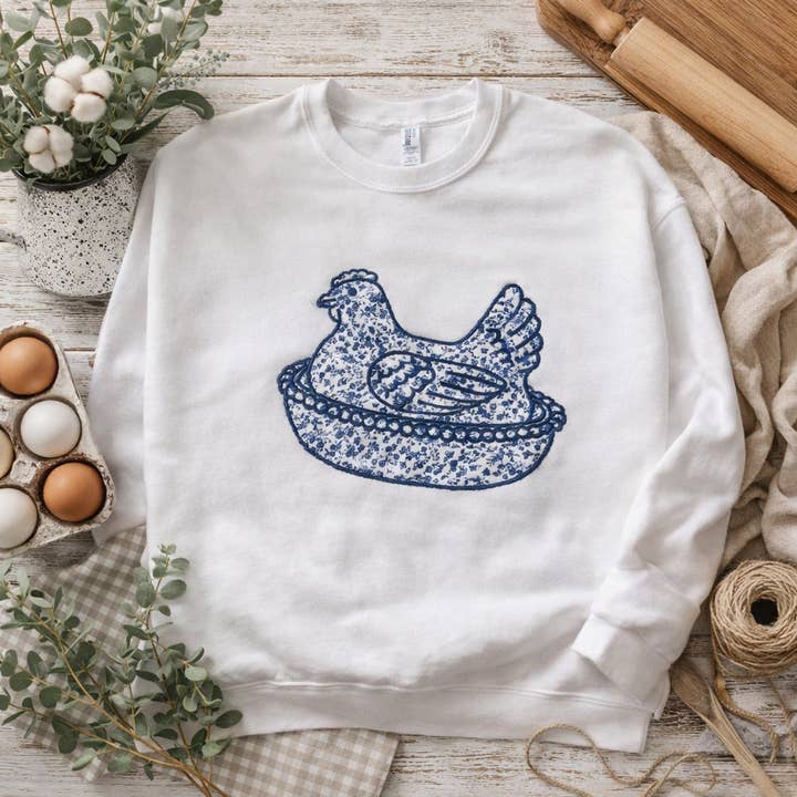 Felpa ricamata con gallina su un nido per la vendita all'ingrosso da parte di Dig Your Roots Boutique