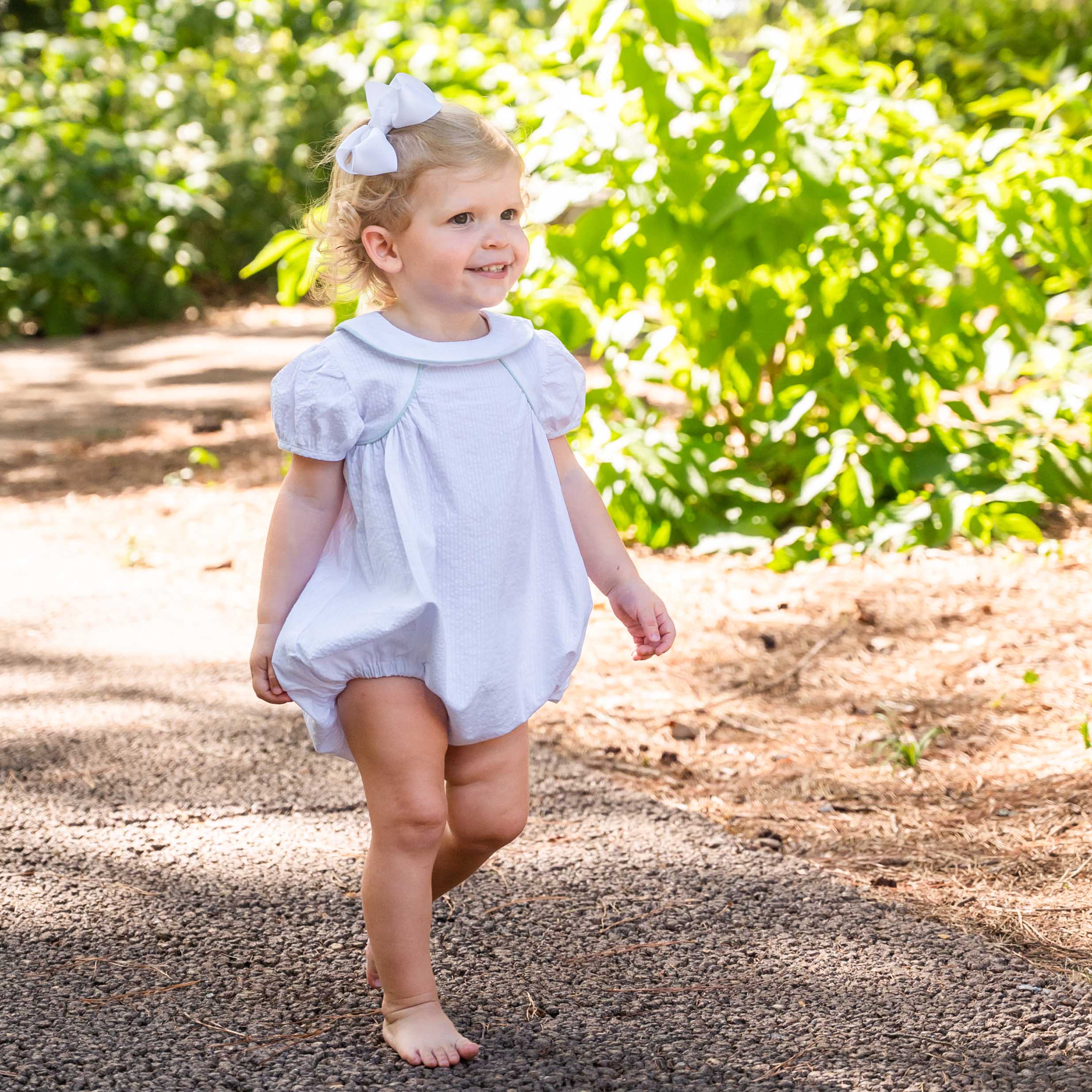 Angels and Company Clothing – Bodysuit - Bebé por atacado – Ann Caroline Bubble em Seersucker Branco com Vivo Aqua2