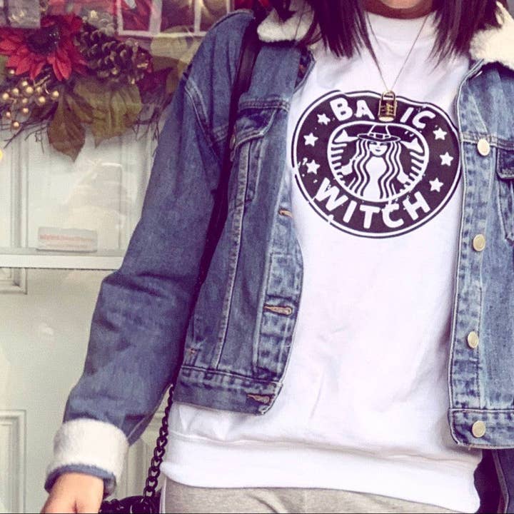 Pull à col rond Basic Witch pour la vente par Girl Gang Boutique