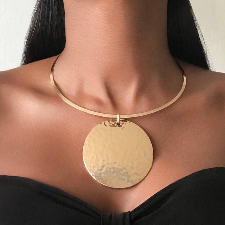 BEHEIRA Collar de oro con colgante de metal con círculo de luna llena para venta al por mayor de Jarlia By Jolina