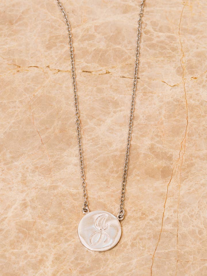 Gegraveerde Initialen Schijf Ketting | .925 Zilver voor wholesale door Janna Conner