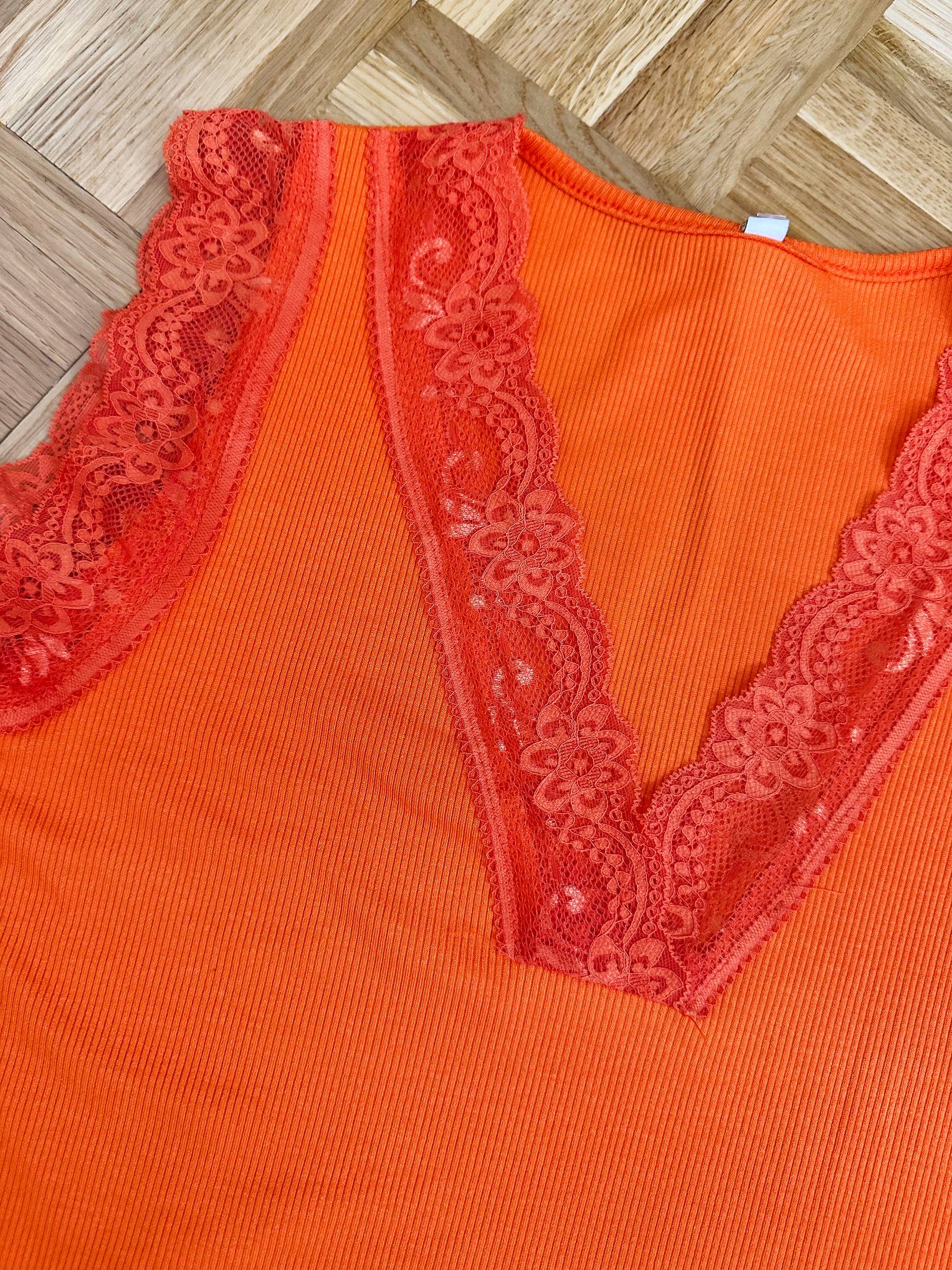 ZAFA PARIS – Engroshandel Tanktop – Kvinder – ZAFA PARIS ribbet top med V-hals og blonde i plus size6