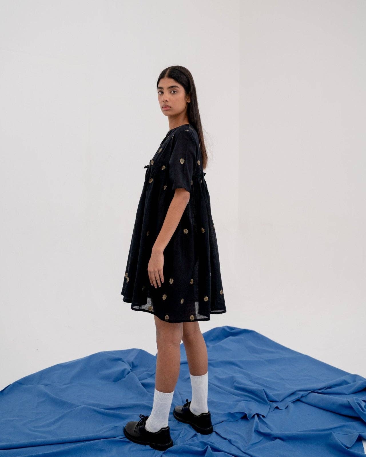 Thuli – Engroshandel Kjole - Dame – Sort håndvævet minikjole - Blomstret feriekjole - Brooklyn baby5