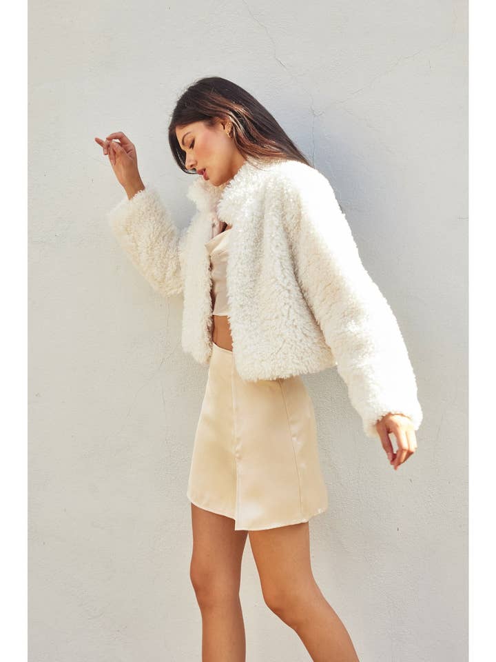 Dress Forum - Vente Veste – femme - Veste courte ouverte en peluche douce Teddy1