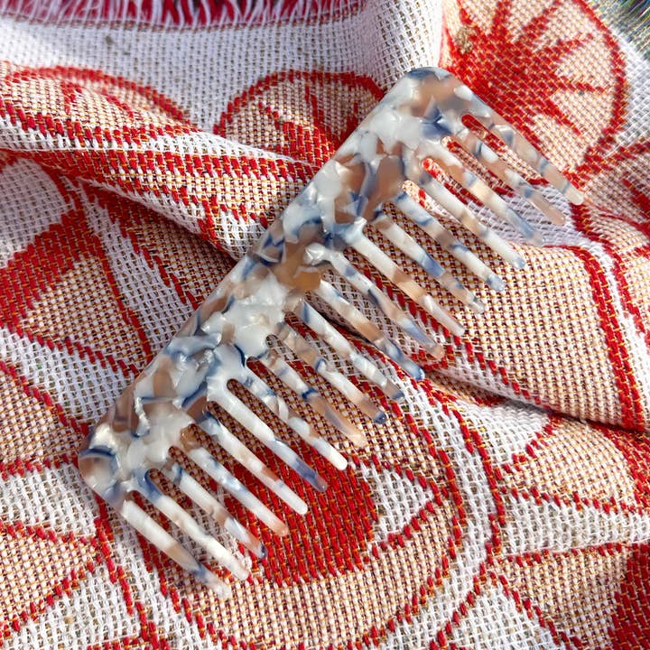 Cornish Glow – Escova/pente por atacado – PENTE DE DENTES LARGOS EM RESINA ECOLÓGICA - NUVENS0