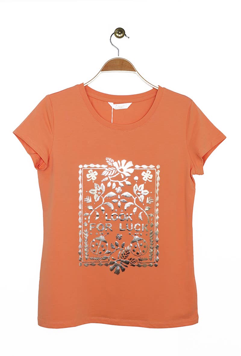 Attrait Paris – Engroshandel T-shirt med print - Dame – Look for Luck bomuld T-shirt med print1