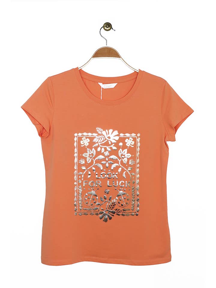 Attrait Paris – Engroshandel T-shirt med print - Dame – Look for Luck bomuld T-shirt med print1