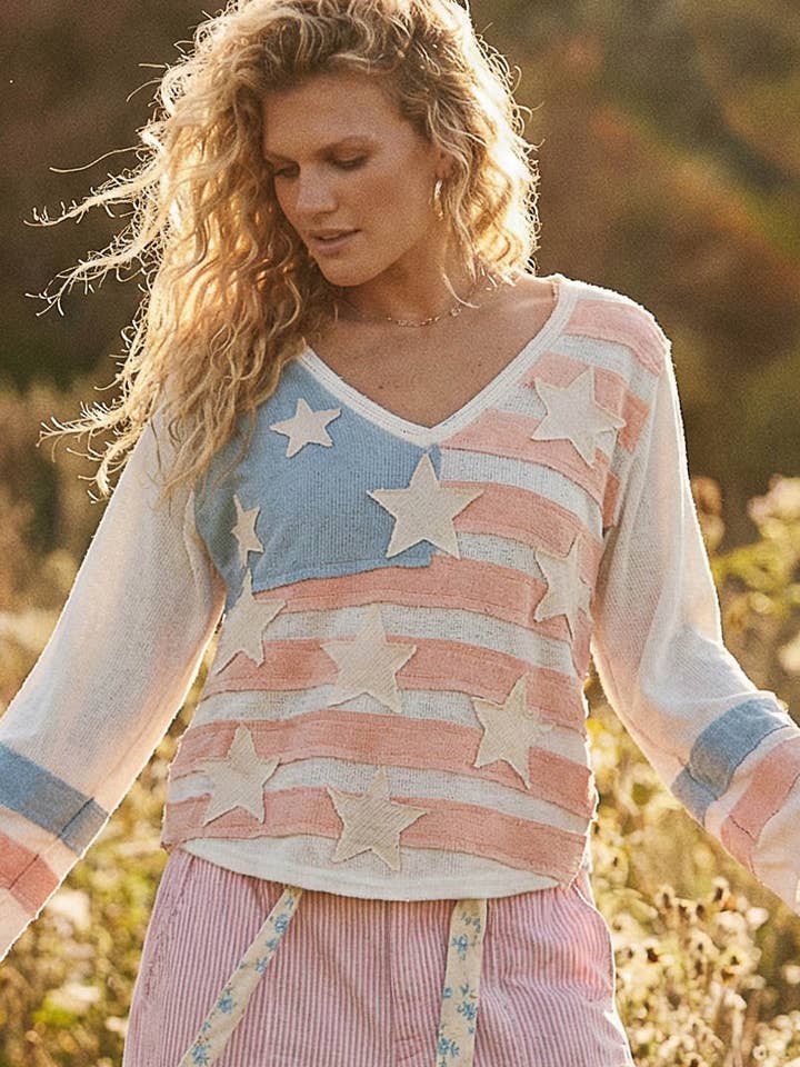 Haut vintage à manches longues avec col en V et écusson drapeau américain. pour la vente par Pol Clothing