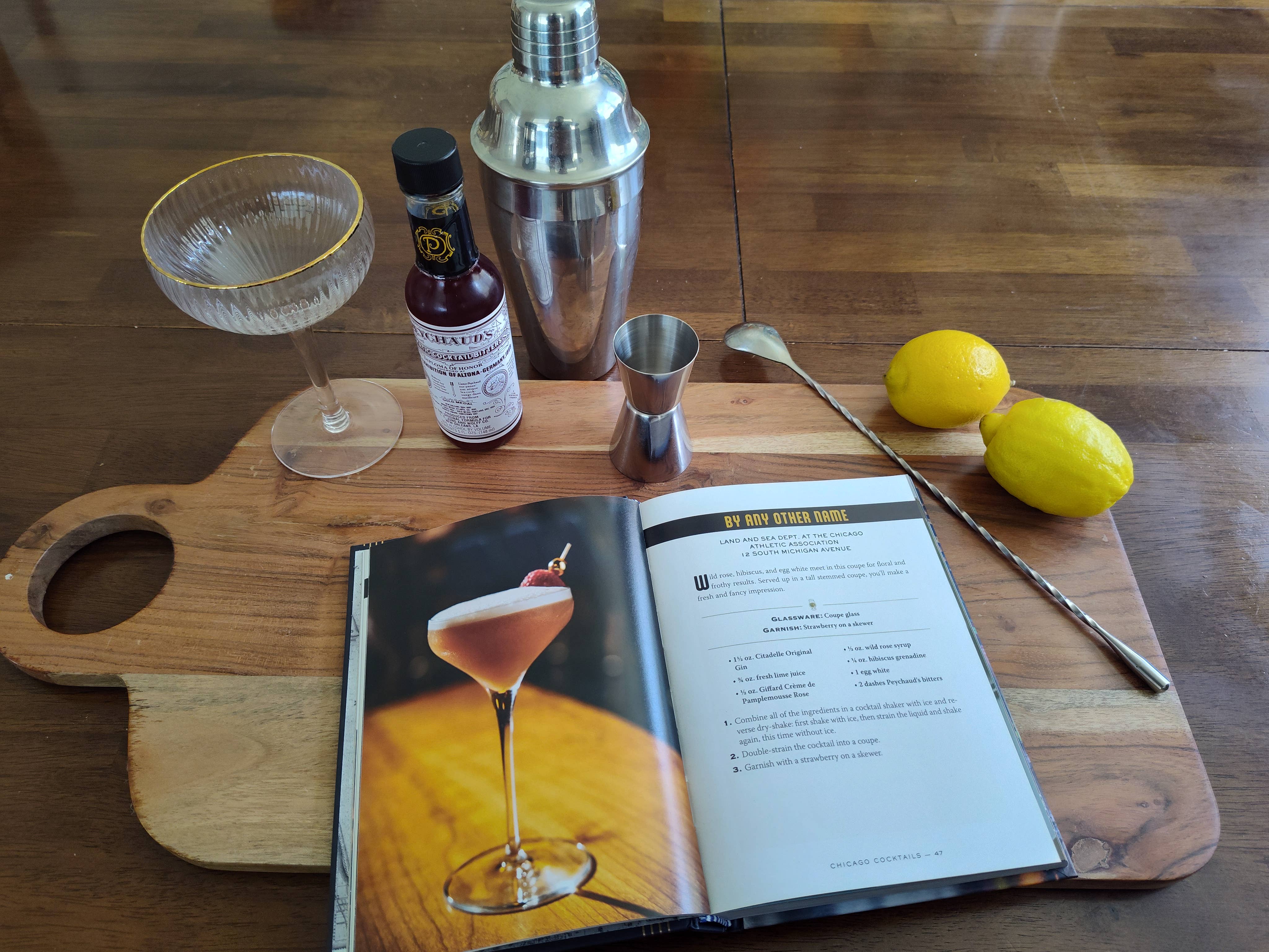 HarperCollins Focus - Wholesale Mixology & Beverage - Chicago Cocktails: An Elegant Collection of Over 100 Recipes3