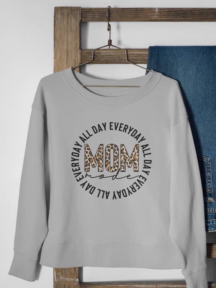 Sweat-shirt pour maman : Mom Mode toute la journée, tous les jours pour la vente par Bringing Joy Boutique