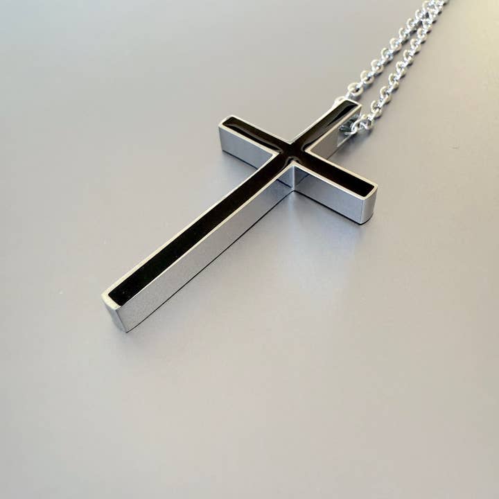 Pendentif Croix en Émail Noir pour Homme avec Chaîne, 45 mm pour la vente par PAXPARIS